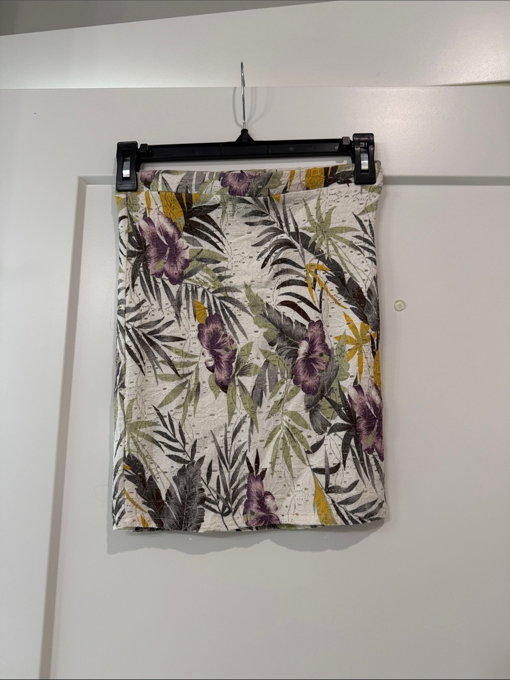 Floral Print mini Skirt in White and Purple